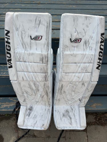 35" Vaughn VX1 Goalie Leg Pads (Used)