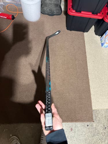 BARELY USED Intermediate Bauer Twitch RIGHT Hand Hockey Stick P28 65 Flex (Used) READ DESCRIPTION