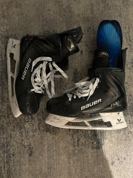Black 2025 Bauer Vapor Flylite Hockey Skates Regular Width Pro Stock 9.5 (Used)
