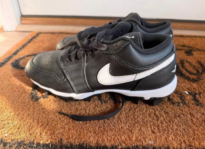 Black Unisex 4Y (Big Kids / Youth) Youth Nike Molded Cleats Cleats (Used)