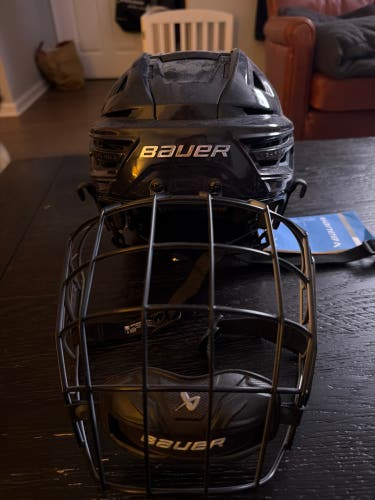 Medium Bauer Re-Akt 155 Helmet (New)