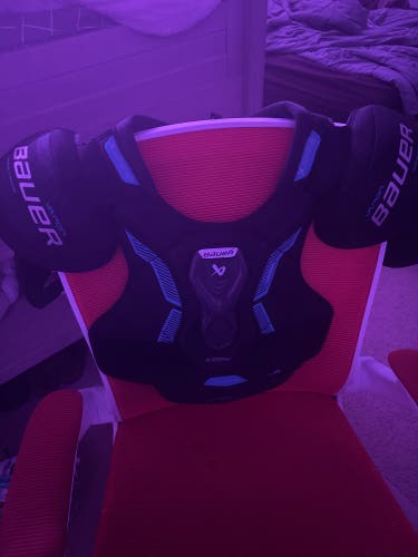 Men's Large Junior Bauer X Shoulder Pads (Used)