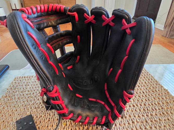 Infield RH Wilson A2000 dw5 Baseball Glove 12" (Used)