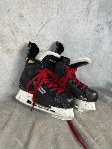 Intermediate Bauer Comp Supreme Pro Hockey Skates Regular Width Size 4 (Used)