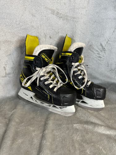 Youth CCM Super Tacks 9380 Hockey Skates Regular Width 13 (Used)
