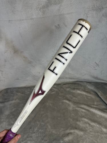 White Mizuno Finch Alloy Bat (-13) Alloy 15 oz 28" (Used)