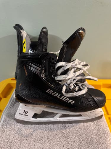 Black 2023 Bauer Vapor Hyperlite 2 Hockey Skates Pro Stock 9 (Used)