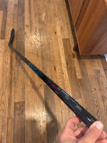 Senior CCM Vizion Right Handed Hockey Stick P28 70 Flex (New)