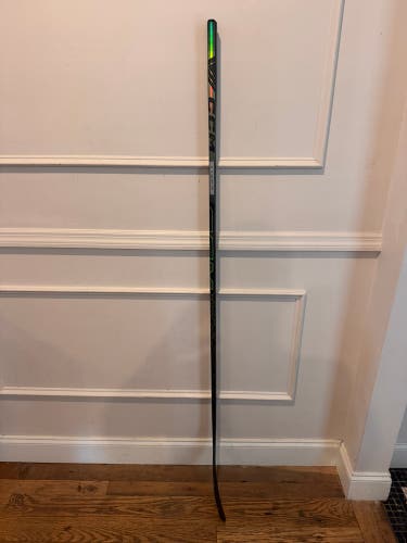 Senior CCM Vizion Right Handed Hockey Stick P28 70 Flex