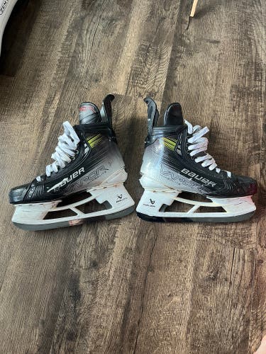 2023 Bauer Vapor Hyperlite 2 Hockey Skates Regular Width 9.5 (Used)