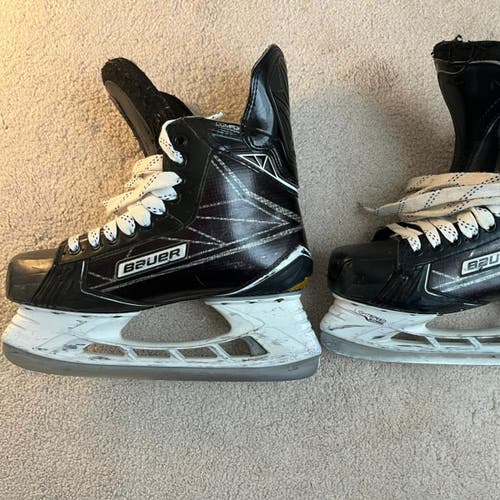 Black 2022 Bauer Supreme 1S Hockey Skates Regular Width Pro Stock 9.5 (Used)