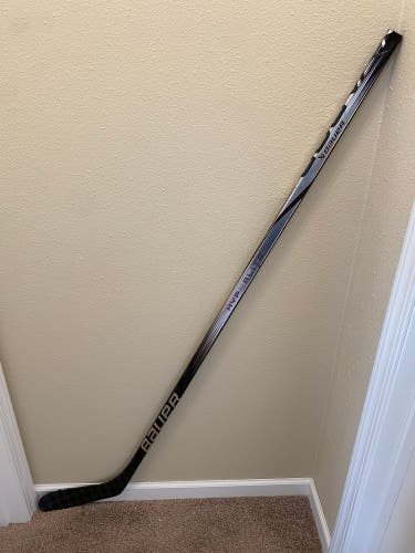 Senior Bauer Vapor Hyperlite 2 Right Handed Hockey Stick P28 65 Flex (Used)