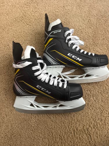 Black/Yellow CCM Tacks 9042
Hockey Skates Regular Width Size 5 (New)