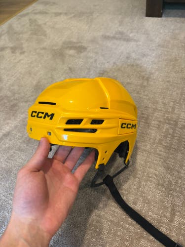 Medium CCM Tacks 910 Helmet (Lightly Used)