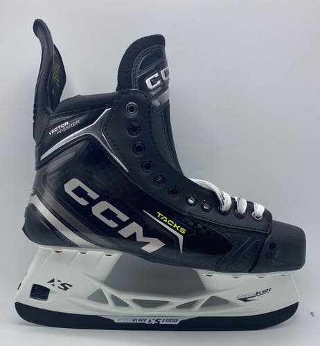 CCM Tacks Vector Premier (SMU) Hockey Skates Regular Width 9.5 (New)