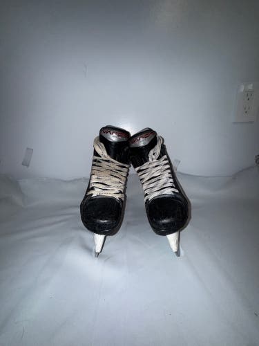 2023 Bauer Vapor Hyperlite 2 Hockey Skates Size 4.5 (Used)
