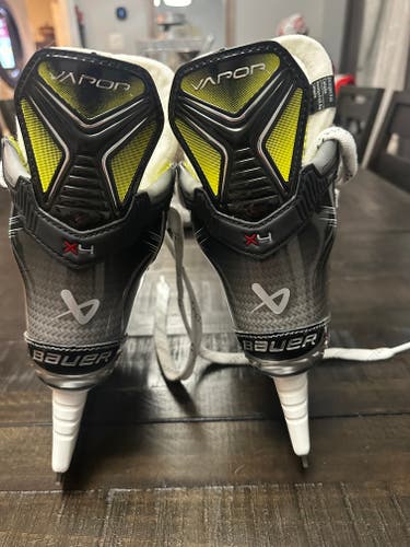 Brand New  Bauer Vapor X4 Hockey Skates Regular Width Size 2 (New)