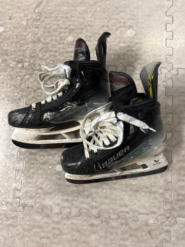 2023 Bauer Vapor Hyperlite 2 Hockey Skates Regular Width 9.5 (Used)