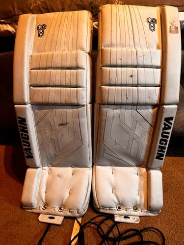 26" Vaughn Velocity VE8 Goalie Leg Pads (Used)