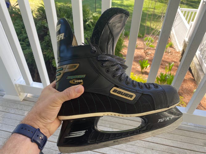 Black 2000 Bauer Supreme 3000 Hockey Skates 10 (Used)