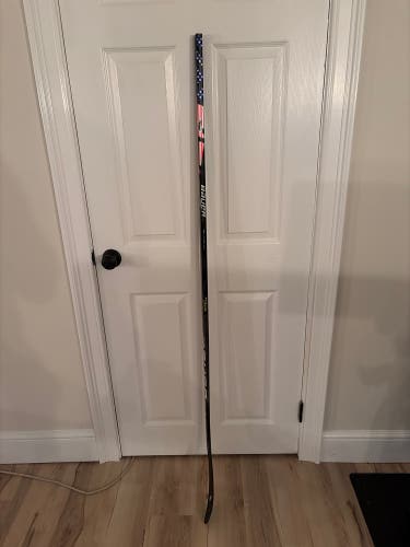 Senior Bauer Vapor Flylite Left Hand Hockey Stick P28 77 Flex (Used)