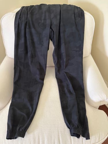 Black Medium Men's Lululemon Pants (Used)