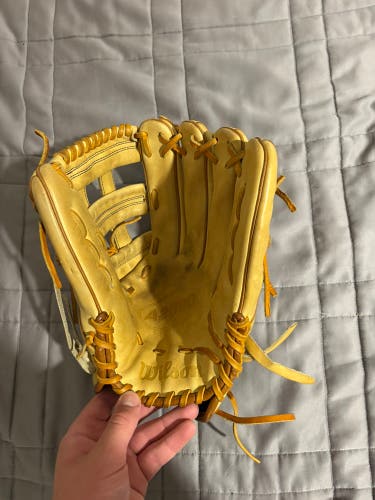 Wilson A2000 RH Outfield Baseball Glove 12.75" (New)