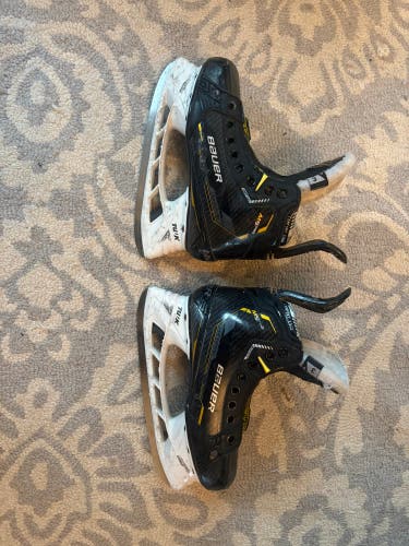 Black 2022 Bauer Supreme M5 Pro Hockey Skates Regular Width Size 3 (Used)