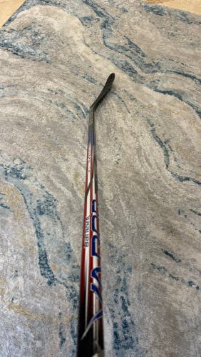Intermediate Bauer Vapor Hyperlite 2 Right Handed Hockey Stick P28 65 Flex Pro Stock (Used)