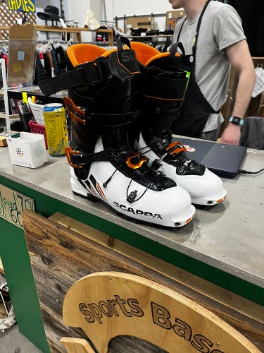 Mondo 26 & 26.5 Scarpa Maestrale Powder Ski Boots Stiff Flex (Used)