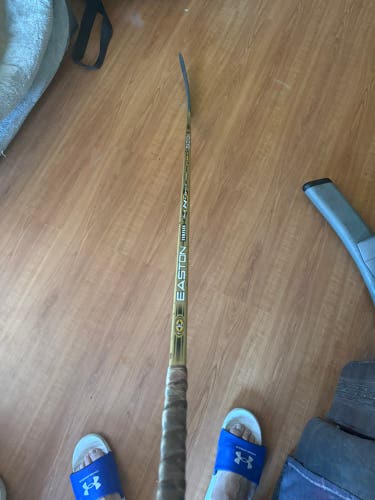 Senior Easton Original Synergy Right Handed Hockey Stick 110 Flex (Used)