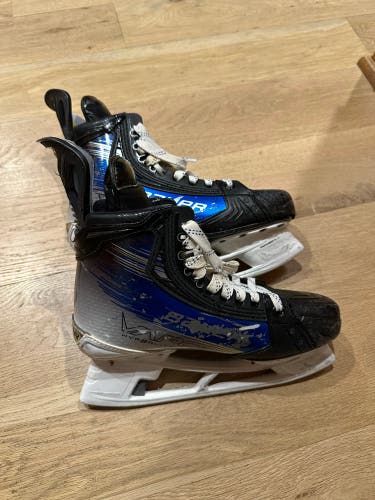 2021 Bauer Vapor Hyperlite Hockey Skates Regular Width Size 5.5 (Used)