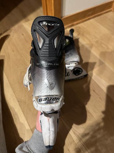 2021 Bauer Vapor Hyperlite Hockey Skates Regular Width Size 5.5 (Used)
