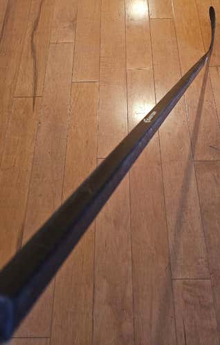 Senior Easton Right Handed Hockey Stick 95 Flex (Used)