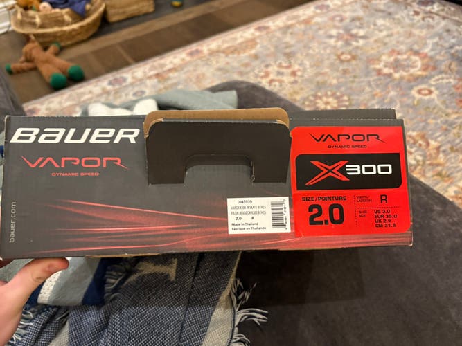 2017 Bauer Vapor X300 Hockey Skates Regular Width Size 2 (New)