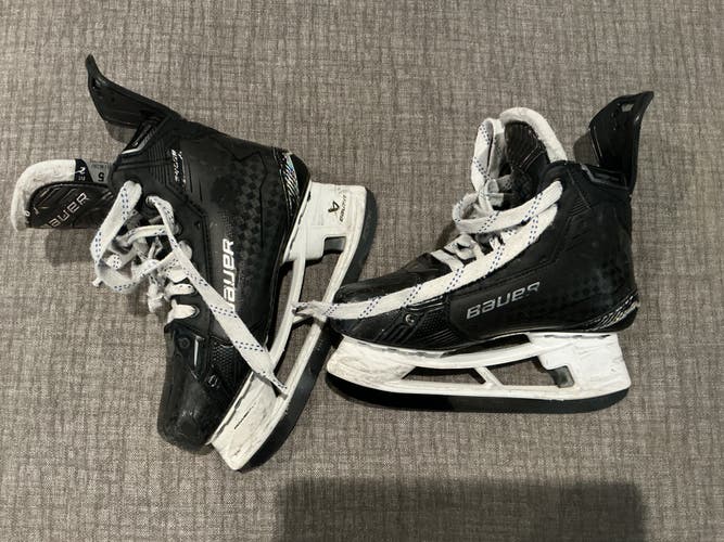 Black 2025 Bauer Supreme Shadow Hockey Skates Regular Width Size 5 (Used)