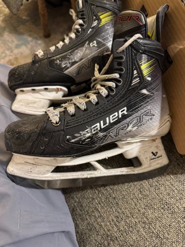 Bauer Vapor Hyperlite 2 Hockey Skates Size 5.5 with $500 in NEW steel