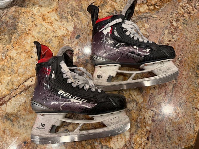 Black/Gray 2023 Bauer Vapor X5 Pro Hockey Skates Size 5 (Used)