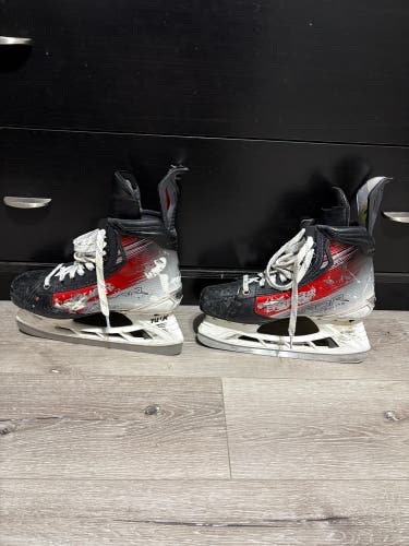 2021 Bauer Vapor Hyperlite Hockey Skates Regular Width Pro Stock 8.5 (Used)