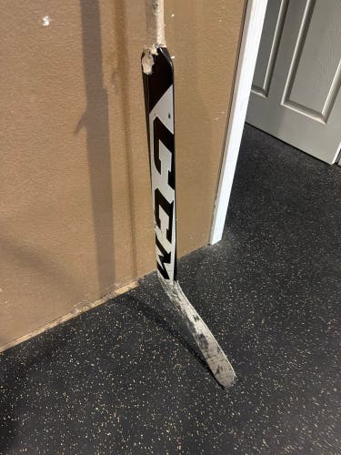 Intermediate CCM Extreme Flex 5.9 Regular Goalie Stick 26" Paddle (Used)