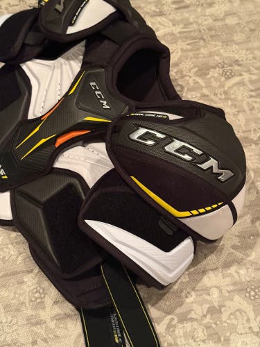 Like New CCM Super Tacks AS1 Shoulder Pads – Senior Men’s Medium – Elite Protection