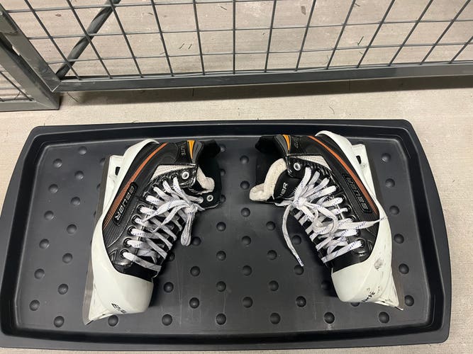 Bauer Elite Hockey Goalie Skates Regular Width 6 (Used)