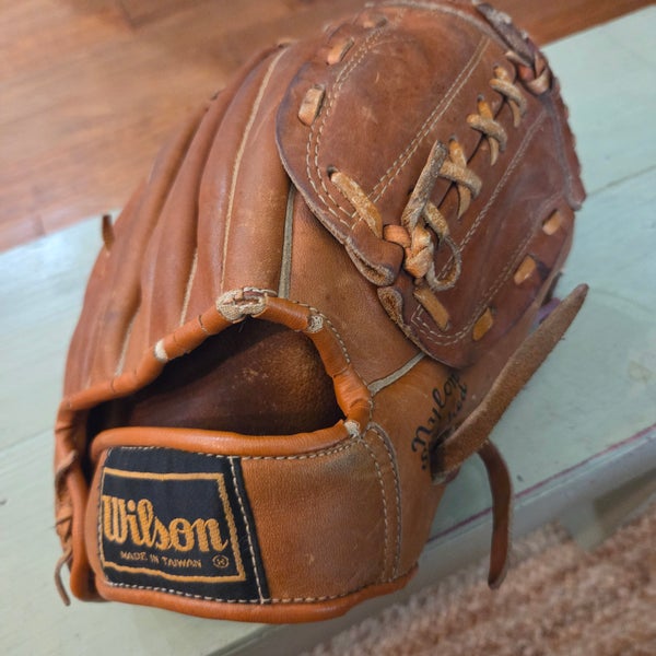 Wilson RH A2161 Jim "Catfish" Hunter Autograph Model Baseball Glove 11" (Used)