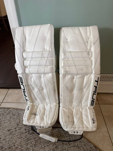 30" 2023 True Catalyst 7X3 Goalie Leg Pads (Used)