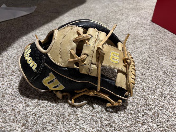 2022 Wilson A2000 RH Infield Baseball Glove 11.75" (Used)