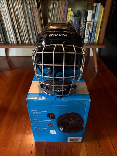 Medium Bauer Re-Akt 90 Helmet (Used)