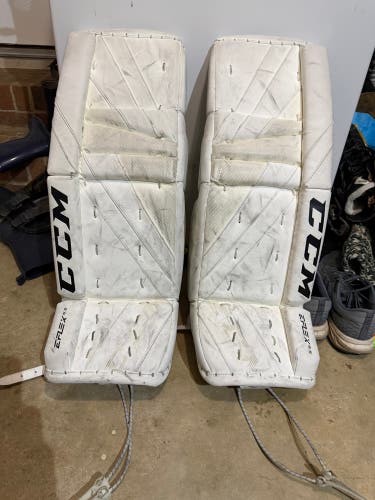 28" CCM Extreme Flex 5.5 Goalie Leg Pads (Used)