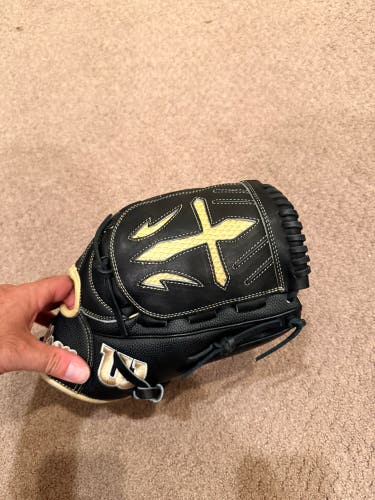 Wilson A2000 B2 RH Pitcher's Baseball Glove 12" (Used)