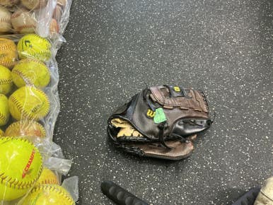 Used Wilson A200 BB/SB Glove RH Throw Brown 11 1/4" 10743-S000475112