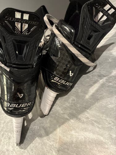 Black Bauer Supreme Mach Hockey Skates Regular Width 6 (Used)